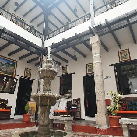 Hostal Flores Quito Bagian luar foto