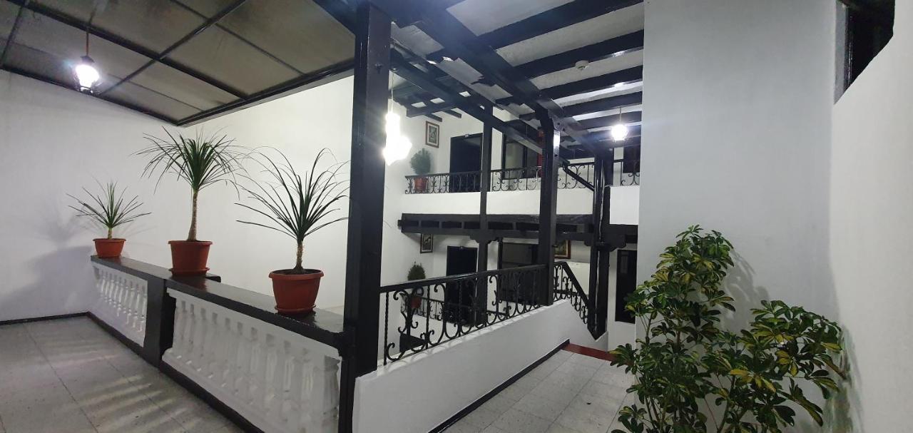 Hostal Flores Quito Bagian luar foto