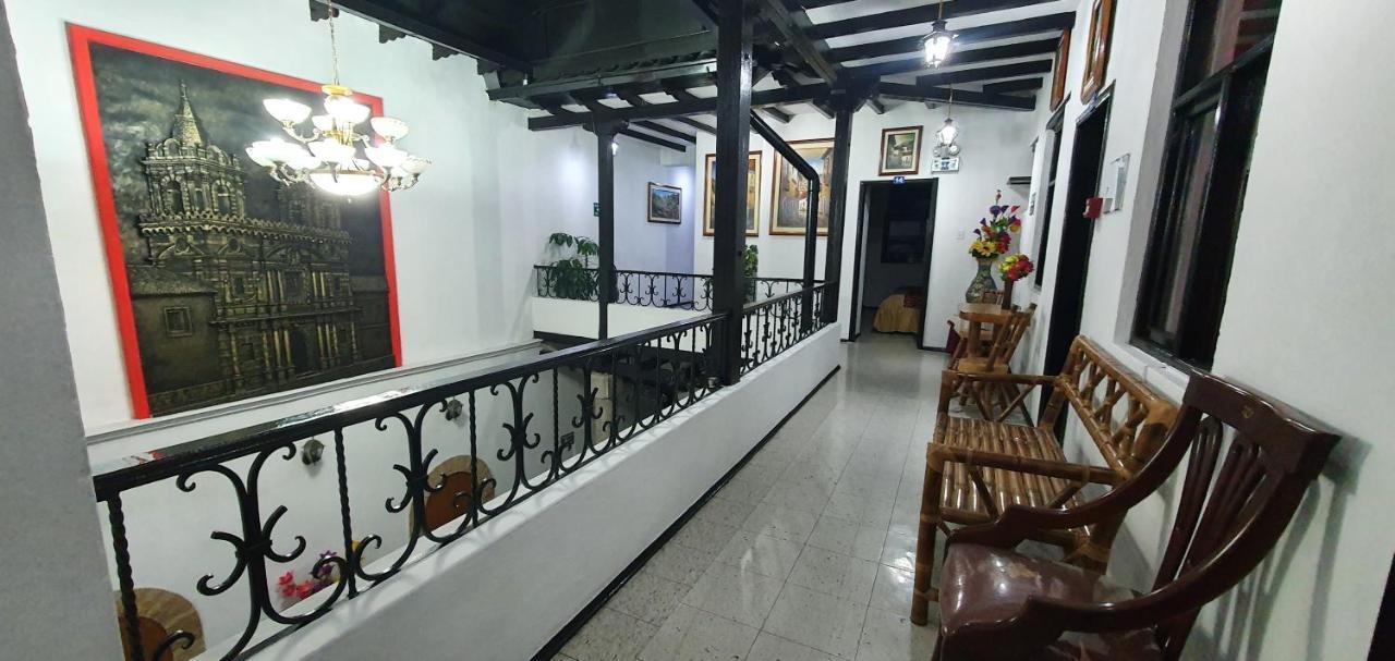 Hostal Flores Quito Bagian luar foto