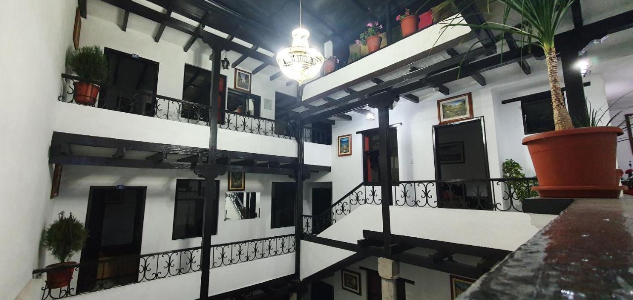 Hostal Flores Quito Bagian luar foto