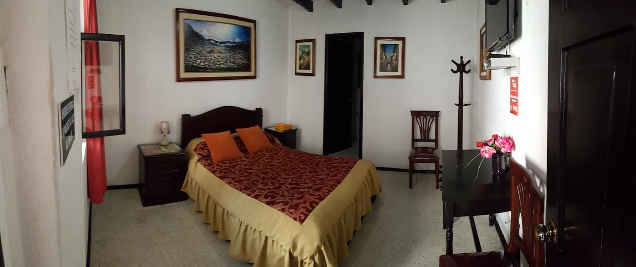 Hostal Flores Quito Bagian luar foto