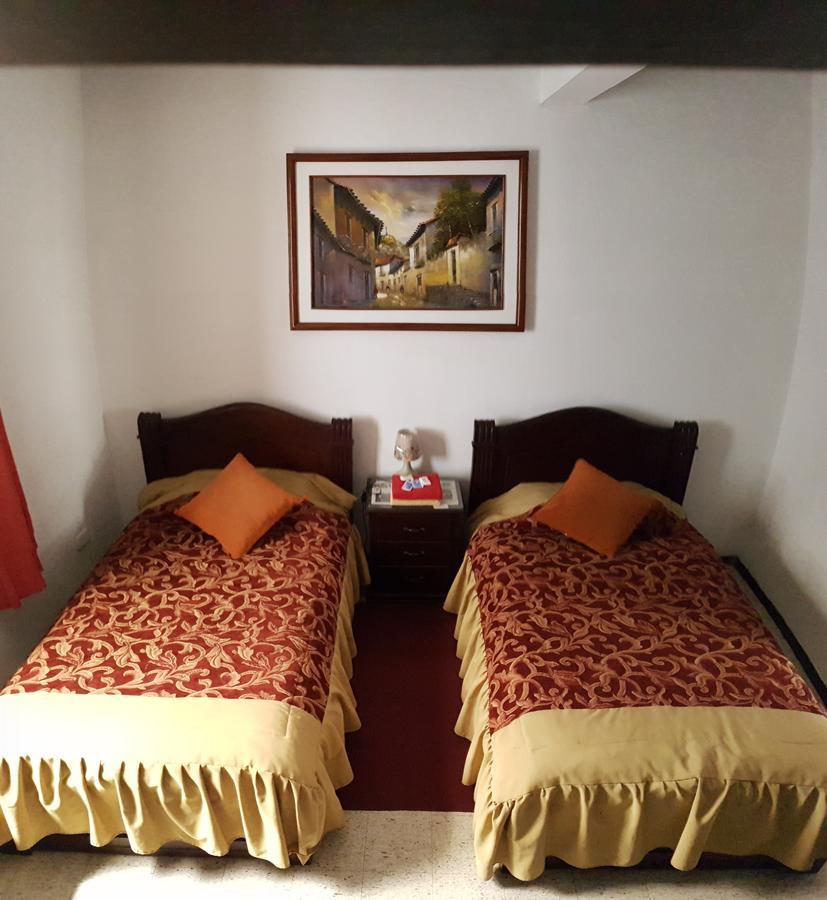 Hostal Flores Quito Bagian luar foto